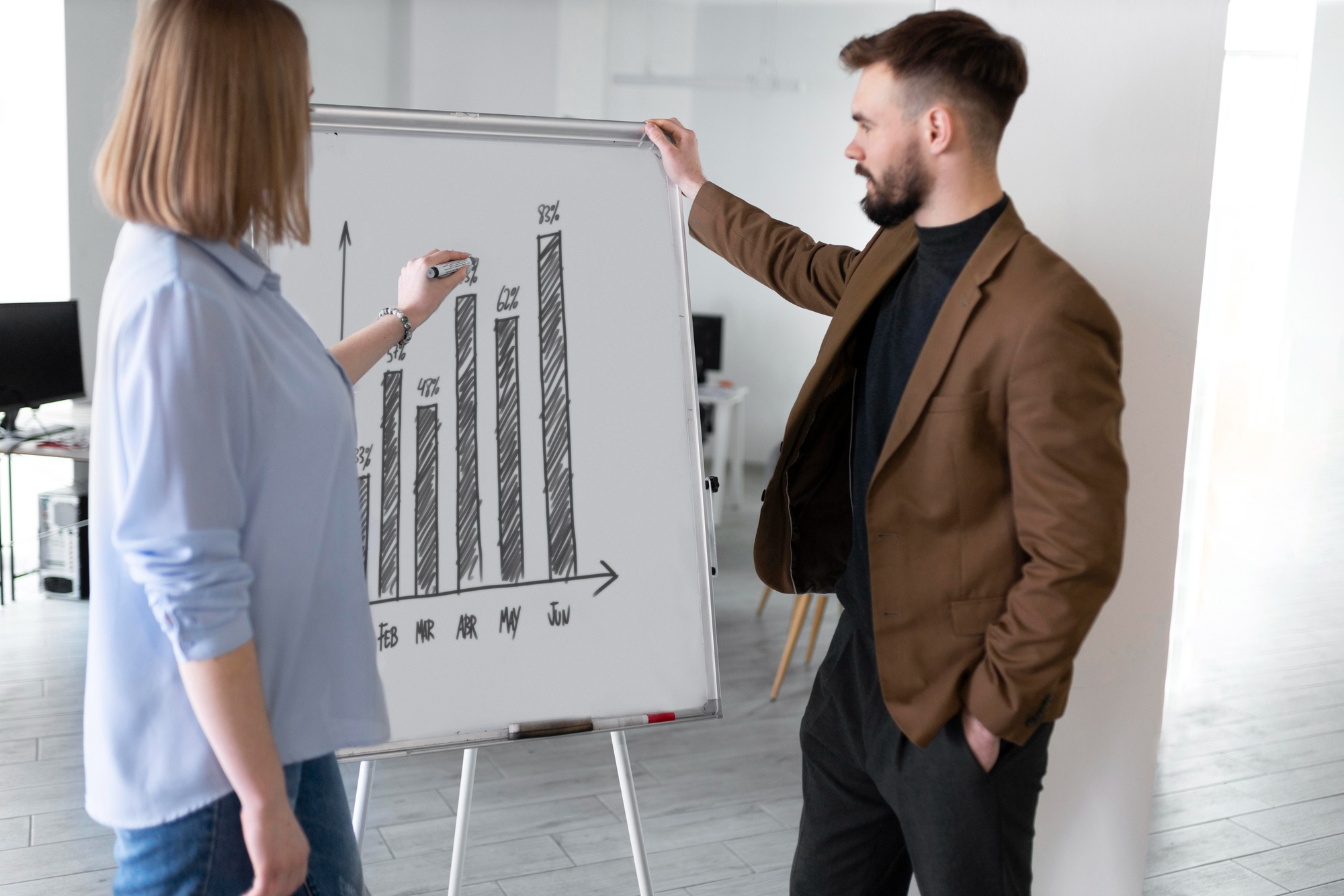 Mann som presenterer finansielle data